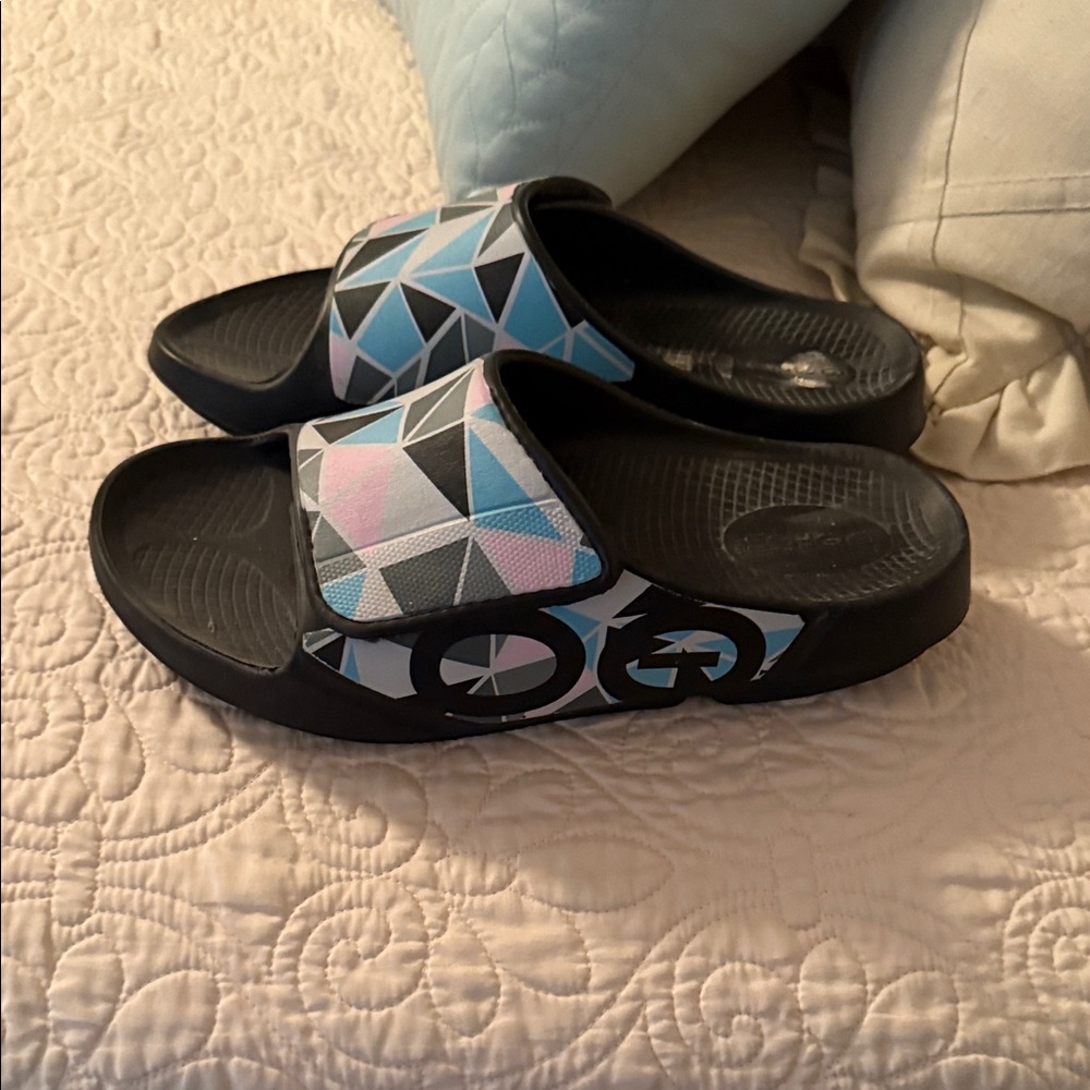 OOFOS Geometric Pattern Slide Sandals - Picture 3 of 4